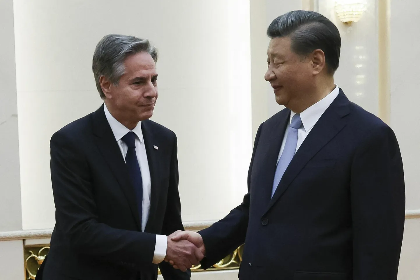 Ameerika Ühendriikide välisminister Antony Blinken kätlemas Hiina presidendi Xi Jinpingiga.