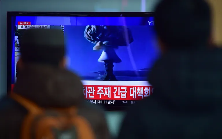 Lõunakorealased jälgimas teleteadet Põhja-Korea väidetavast vesinikupommi katsetusest mullu jaanuaris. Foto: JUNG YEON-JE / AFP / Scanpix