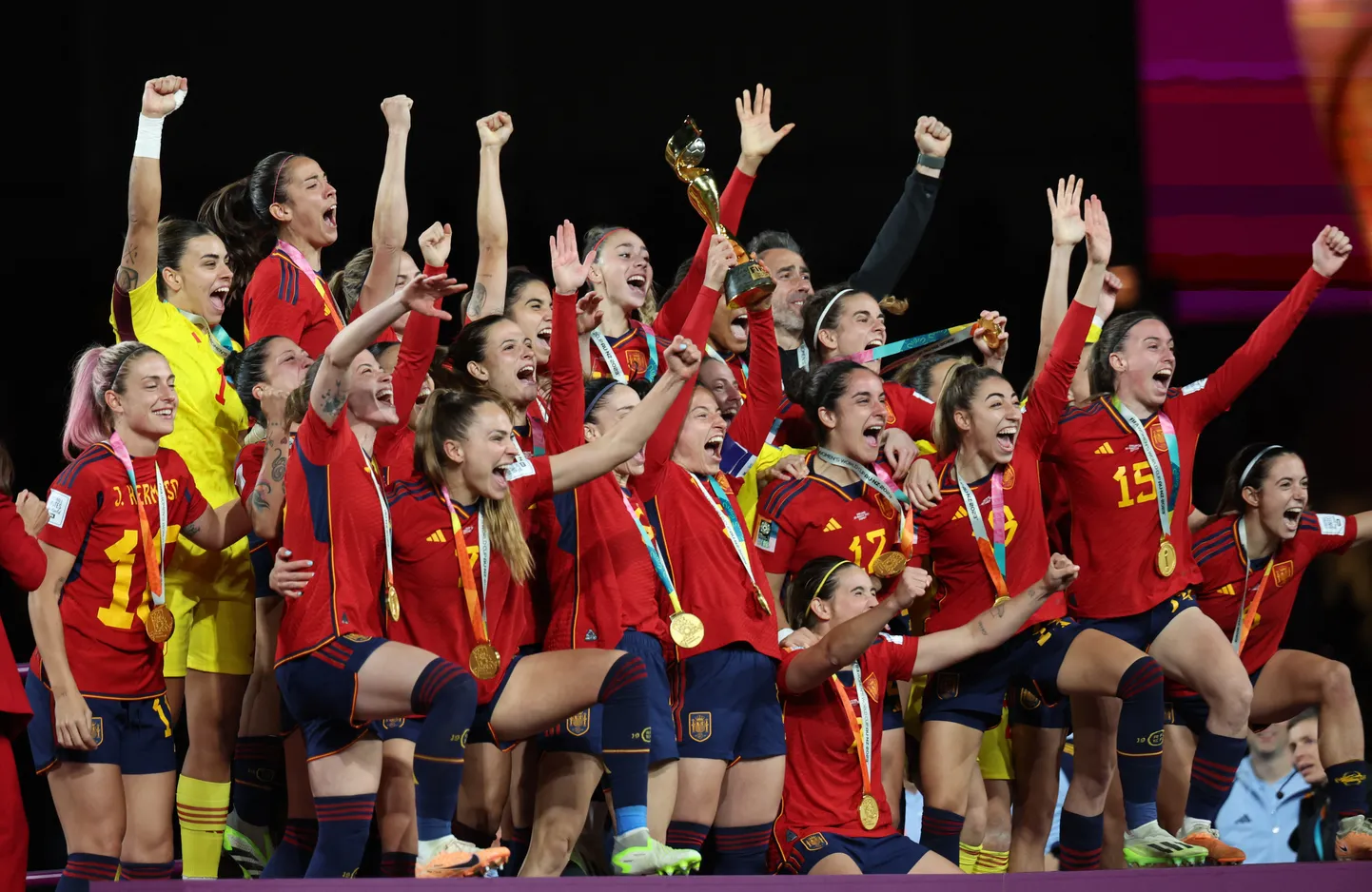 Hispaania jalgpallikoondis tähistamas MM-tiitlit.