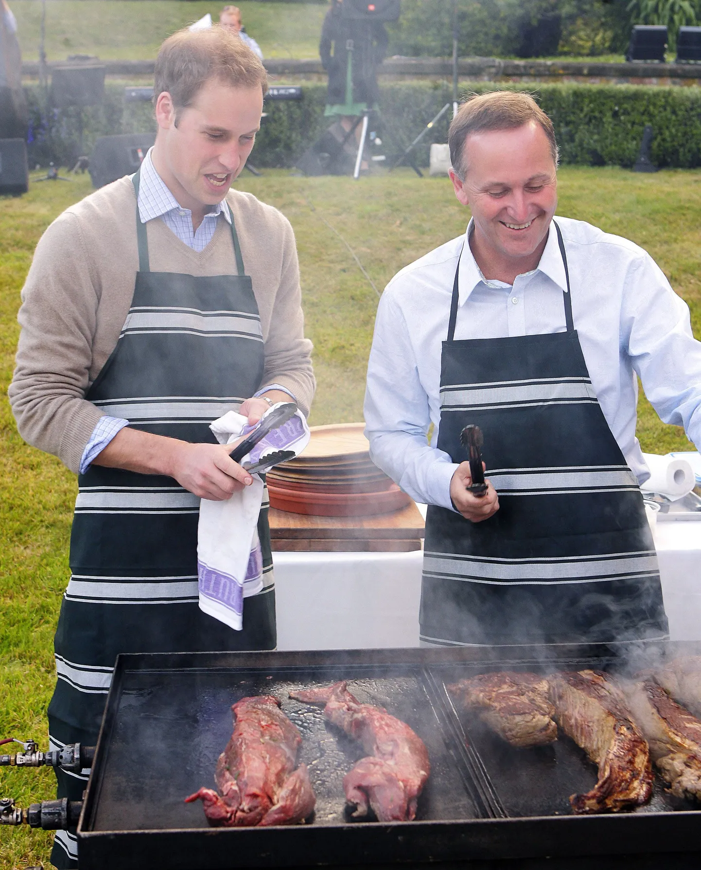 Prints William ja Uus-Meremaa peaminister John Key veisefileed küpsetamas.