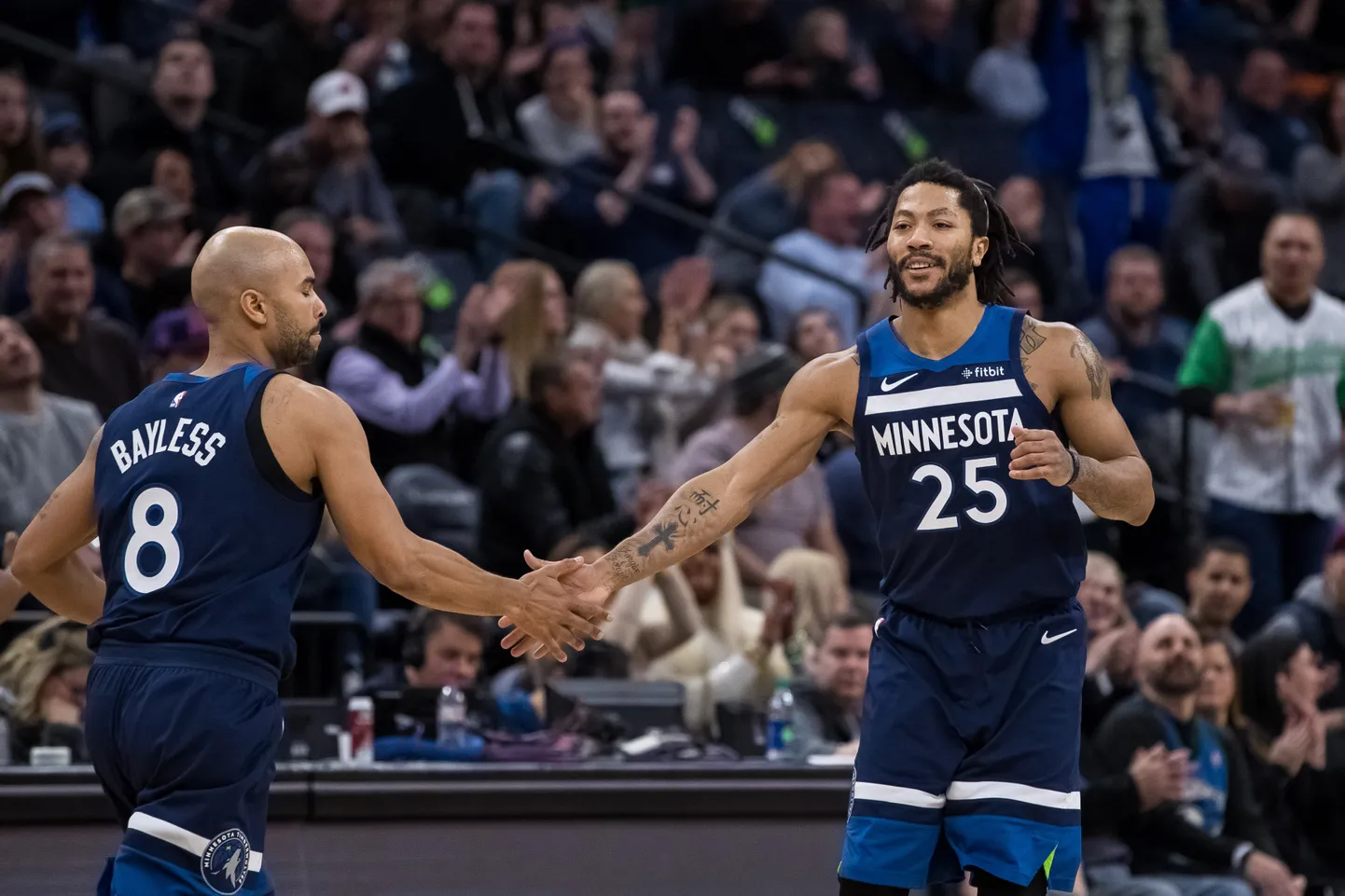 Derrick Rose (paremal) kerkis Minnesota Timberwolvesi meeskonna päästeingliks.