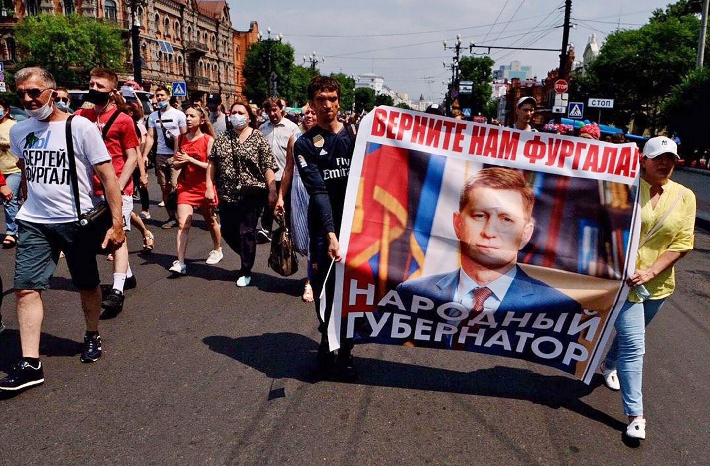 Участники протеста требуют возвращения хабаровского губернатора Сергея Фургала.