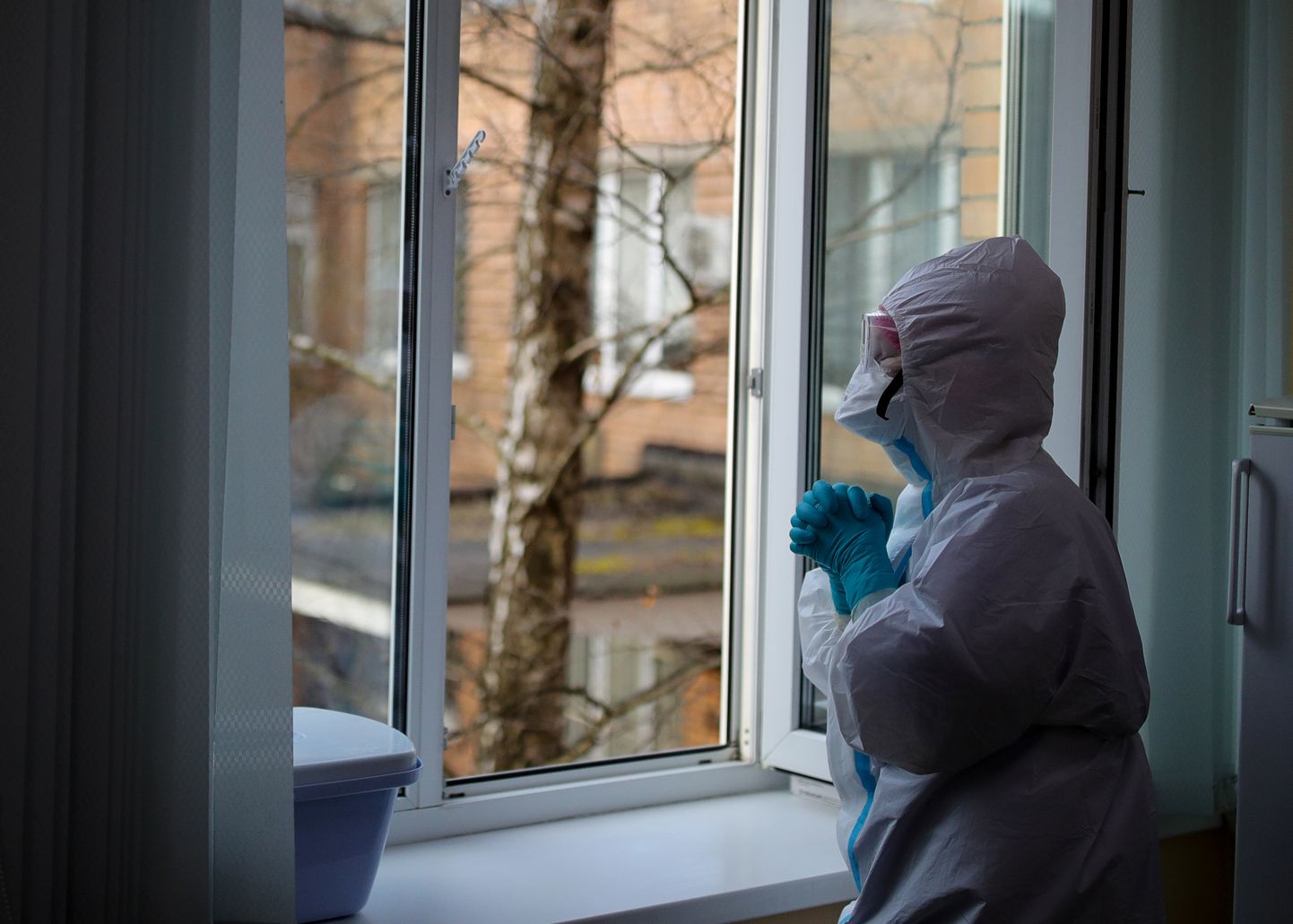 Tervishoiutöötaja ühe Venemaa haigla aknal. Pilt on illustratiivne.