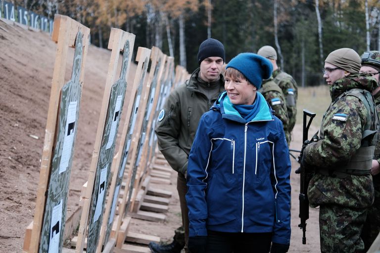 Kersti Kaljulaid lasketiiru külastamas.
