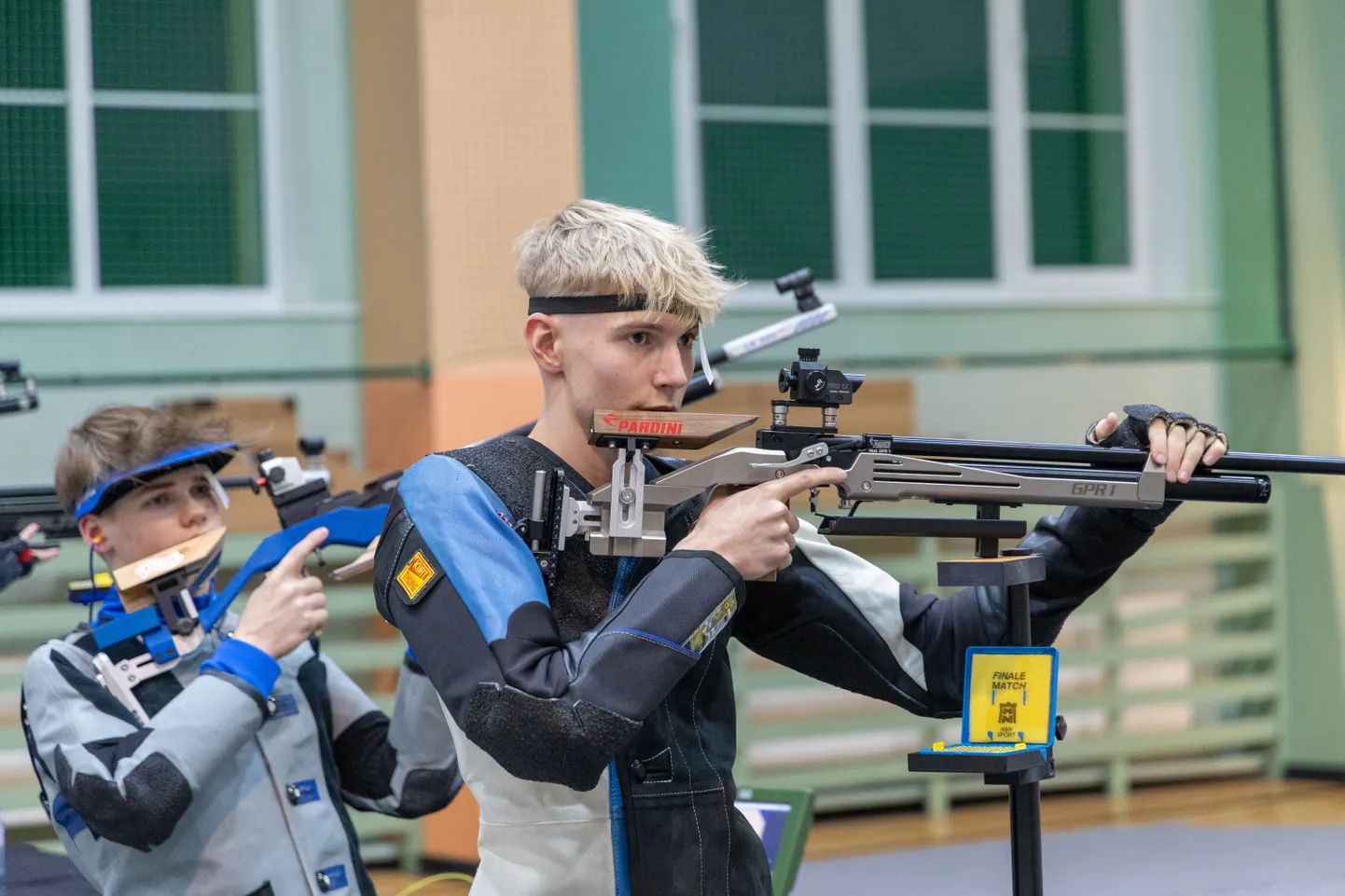 Järvamaa laskurklubi noored olid Sürgaveres peetud juunioride meistrivõistlustel heas hoos. Poiste õhupüssisharjutuses tuli Eesti rekordiga esikohale Kaspar Pettai (esiplaanil) ning pronksmedali sai klubikaaslane Lauri Kaas (tagaplaanil).
