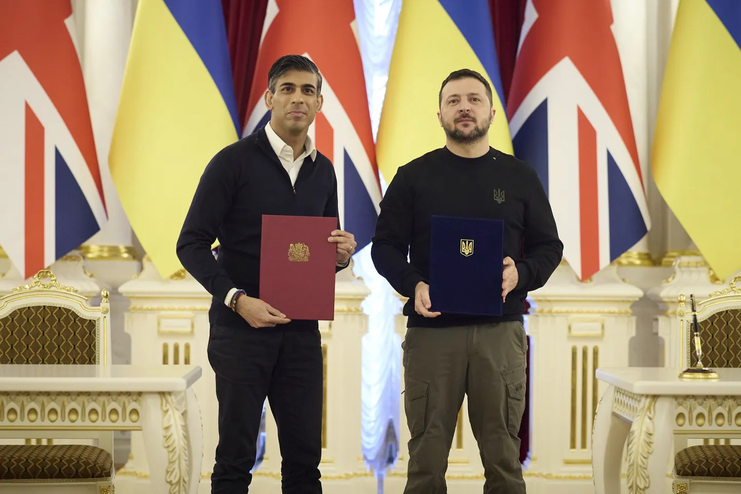 Ukraina president Volodõmõr Zelenskõi ja Briti peaminister Rishi Sunak pärast julgeolekutagatiste leppe allkirjastamist Kiievis 12. jaanuaril 2024.