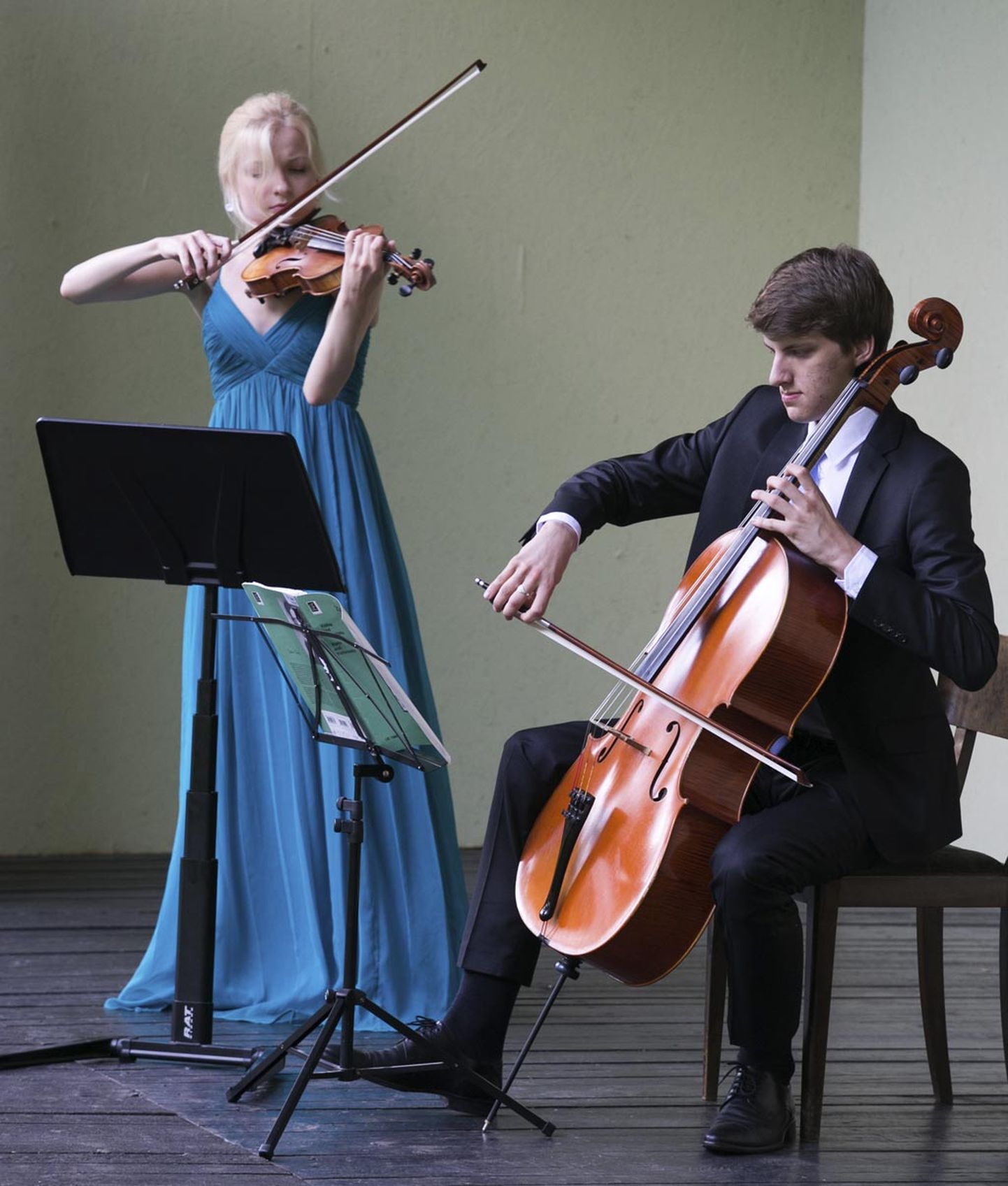 Pärnu linnaorkestri hooaja lõppkontserdil soleerivad Katariina Maria Kits viiulil ja Marcel Johannes Kits tšellol.