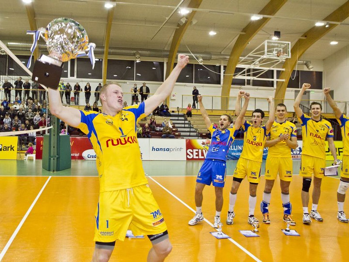 Pärnu VK (kollases) lõpetas pika tiitlipõua karikavõiduga, alistades Jõhvis peetud finaalis kindlalt 3:0 tiitlikaitsja Tallinna Selveri.