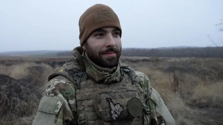 Мужчина в военной форме.