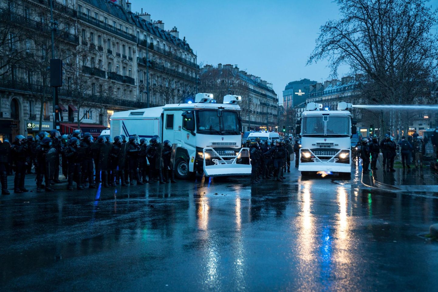 Prantsusmaa politseinikud valvamas julgeolekuseaduse vastu korraldatud meeleavaldust.