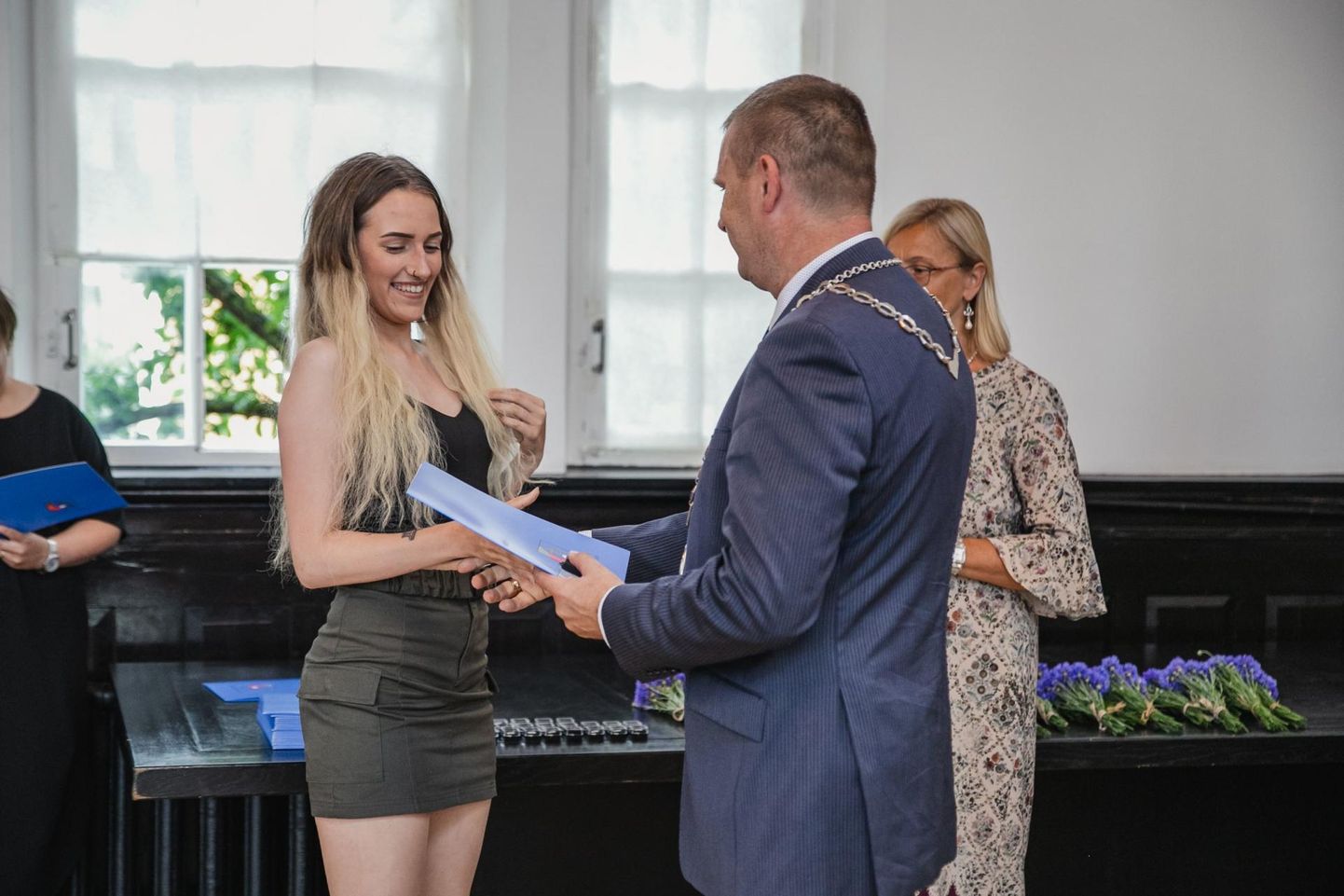 Sel ke­vadel sai ­aasta varem 11. klassi astunud Laura-Ly Uussaar Pärnu linnapealt juba tunnustuse keskkooli kuldmedaliga lõpetamise eest.