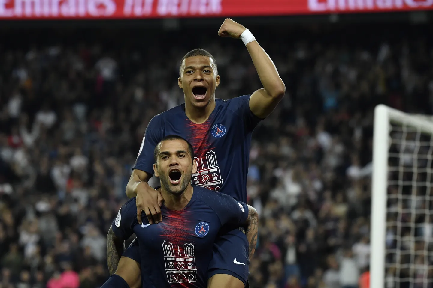 Dani Alves (all) koos Kylian Mbappega tähistamas.