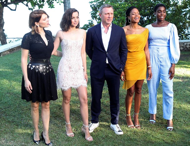 Daniel Craig ja Bondi-tüdrukud vasakult: Lea Seydoux, Ana de Armas, Naomie Harris ja Lashana Lynch