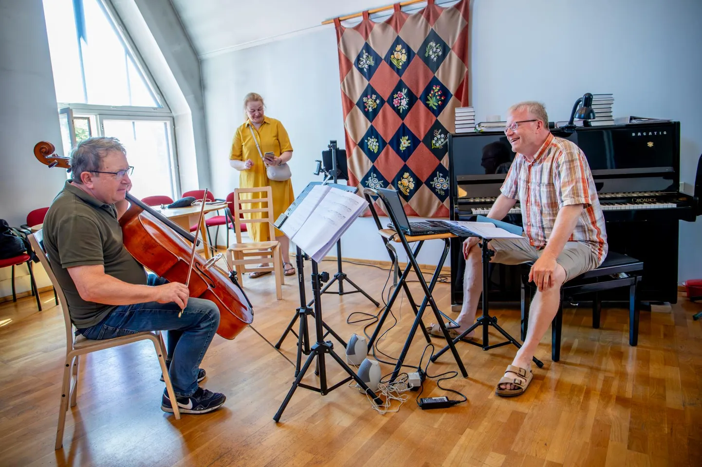 Suveaaria festivali eestvedajad Kai Kallastu ja Andrus Kallastu ning tšellist Aare Tammesalu paotasid Eliisabeti kiriku tagaust ja näitasid, kus nad proovi teevad.