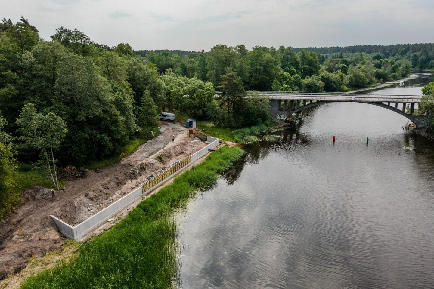 Reiu jõe suudmesse ehitatakse 55 meetri pikkune ja nelja meetri laiune kivist jalgtee, mis pikeneb 30 meetri pikkuse laudtee võrra.