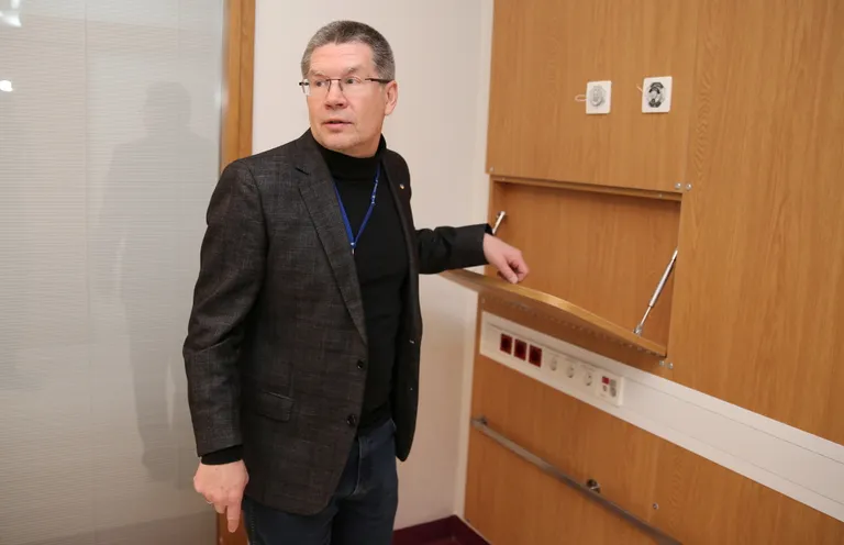Toomas Kivastik näitab ravipalati seinast avanevat lisatööpinda, mis mõeldud meditsiinipersonalile.