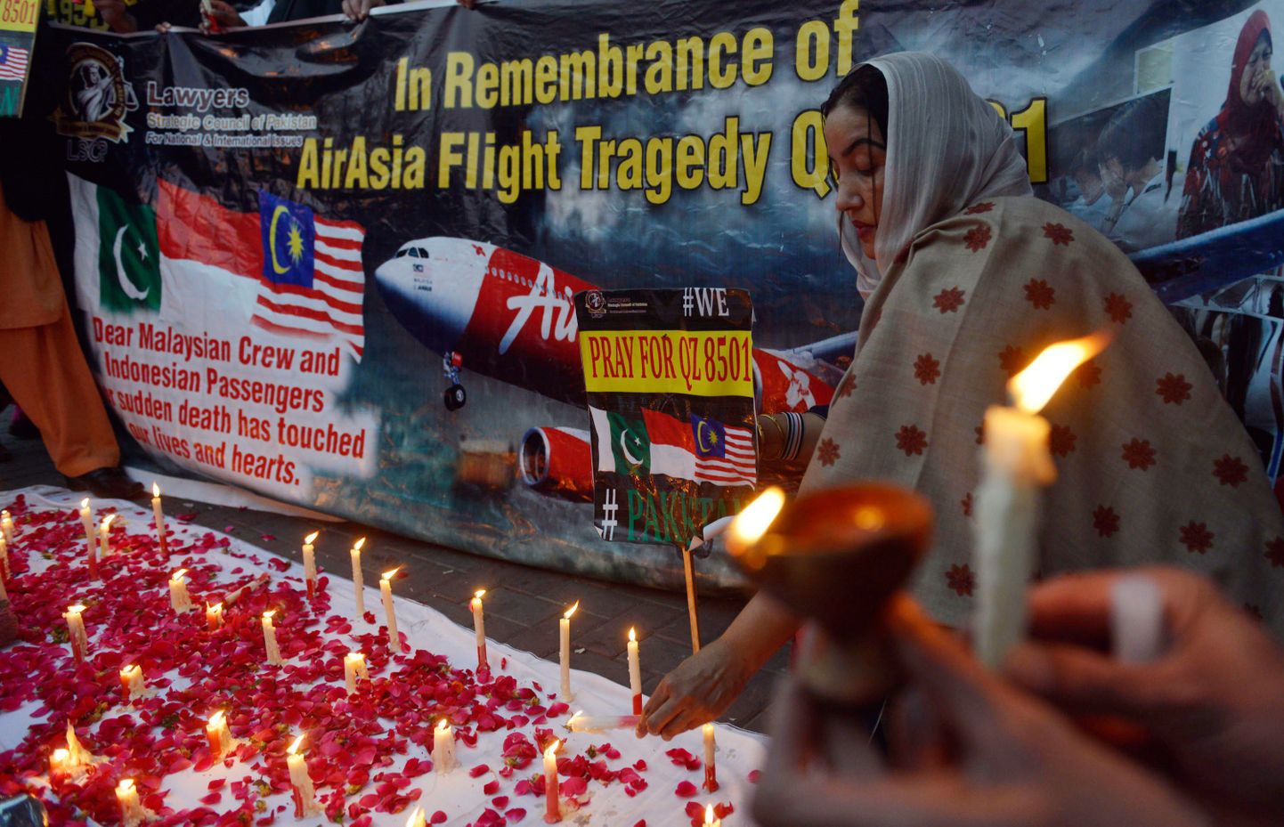 Авиакомпания AirAsia может лишиться лицензии после падения самолета Airbus 320-200 в Яванское море.
