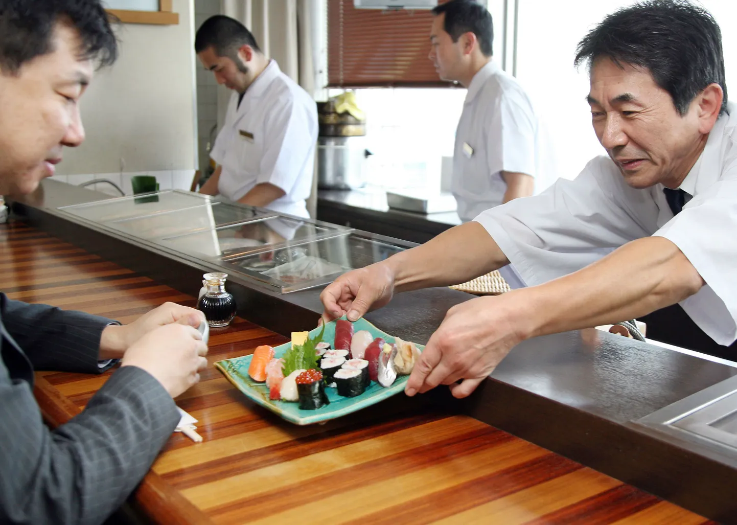 Kokk Tokyos serveerimas sushit.
