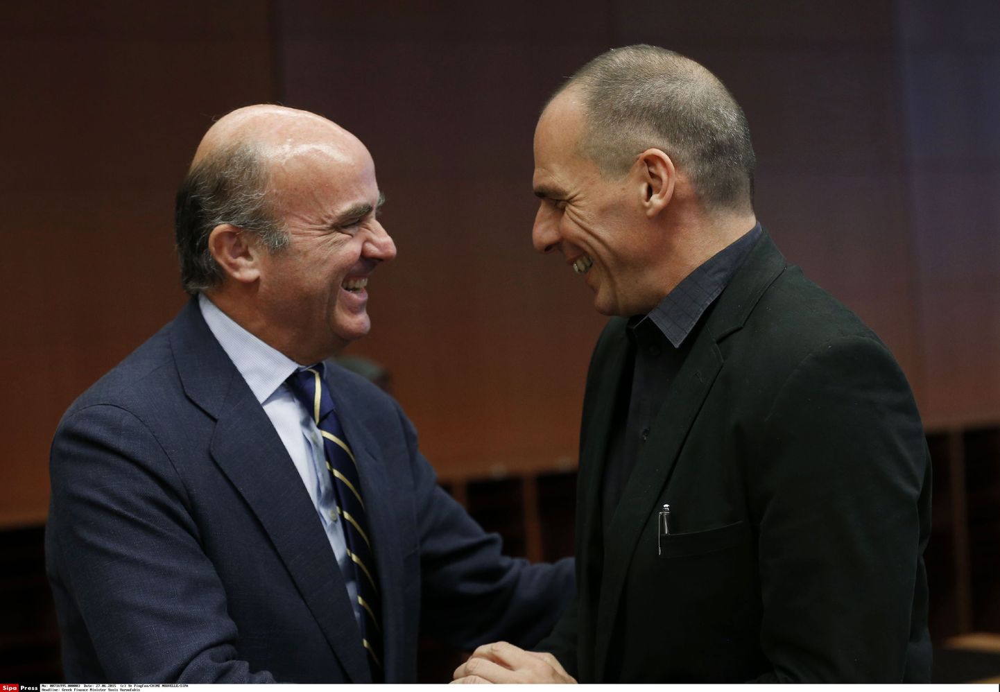 Kreeka rahandusminsiter Yanis Varoufakis (paremal) ja Hispaania majandusminsiter Luis de Guindos üleeile eurogrupi nõupidamisel,