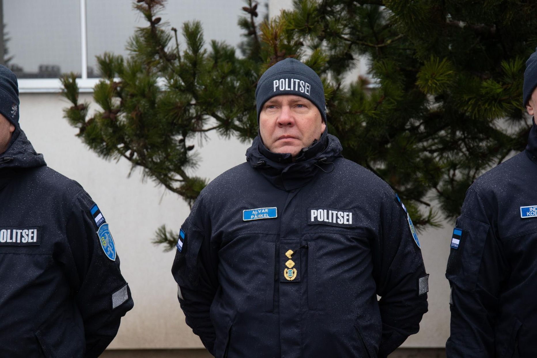 Viimased viis ja pool aastat Tartu politseijaoskonna patrullitalitust juhtinud Alvar Pähkel osales 3. aprillil Viljandi politseimaja ees rivistusel, kus jagati kohalikele korrakaitsjatele aukirju ja aumärke.
