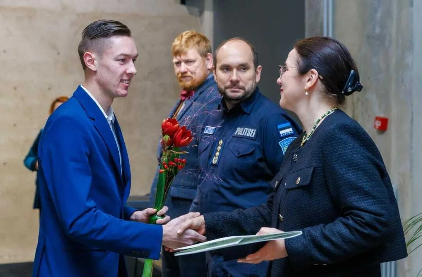 Voiteh Karnatsevitš võtab kodanikujulguse aumärgi vastu justiits- ja digiministrilt Liisa Pakostalt.