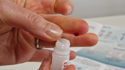 TESTIMISNÄDAL ⟩ Tegime HIV-kodutesti läbi: «Nõuab julgust näppu torgata»