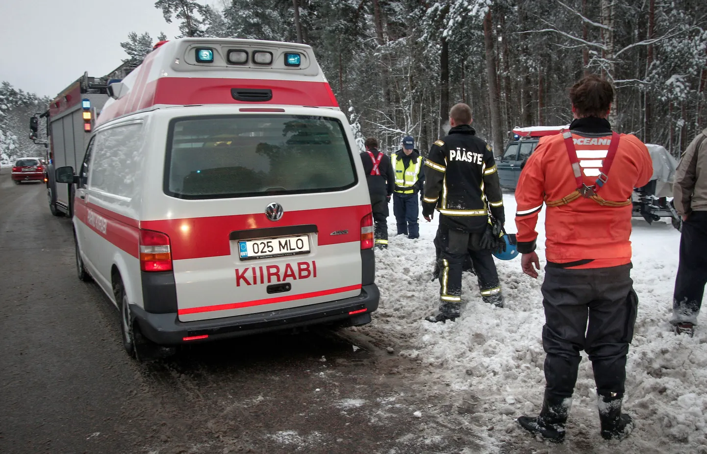 Kiirabi ja päästjad Pärnu jõe nõrgalt jäält kalameest päästmas