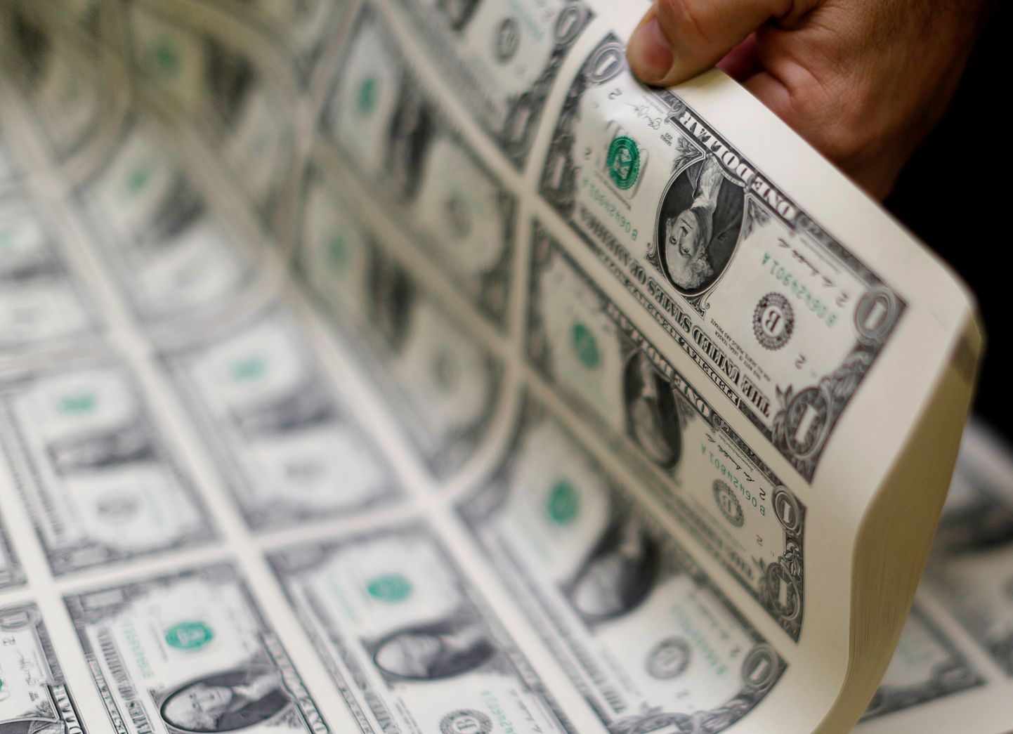 Tootmisel olevate USA dollarite ülevaatamine 2014. aasta 14. novembril.