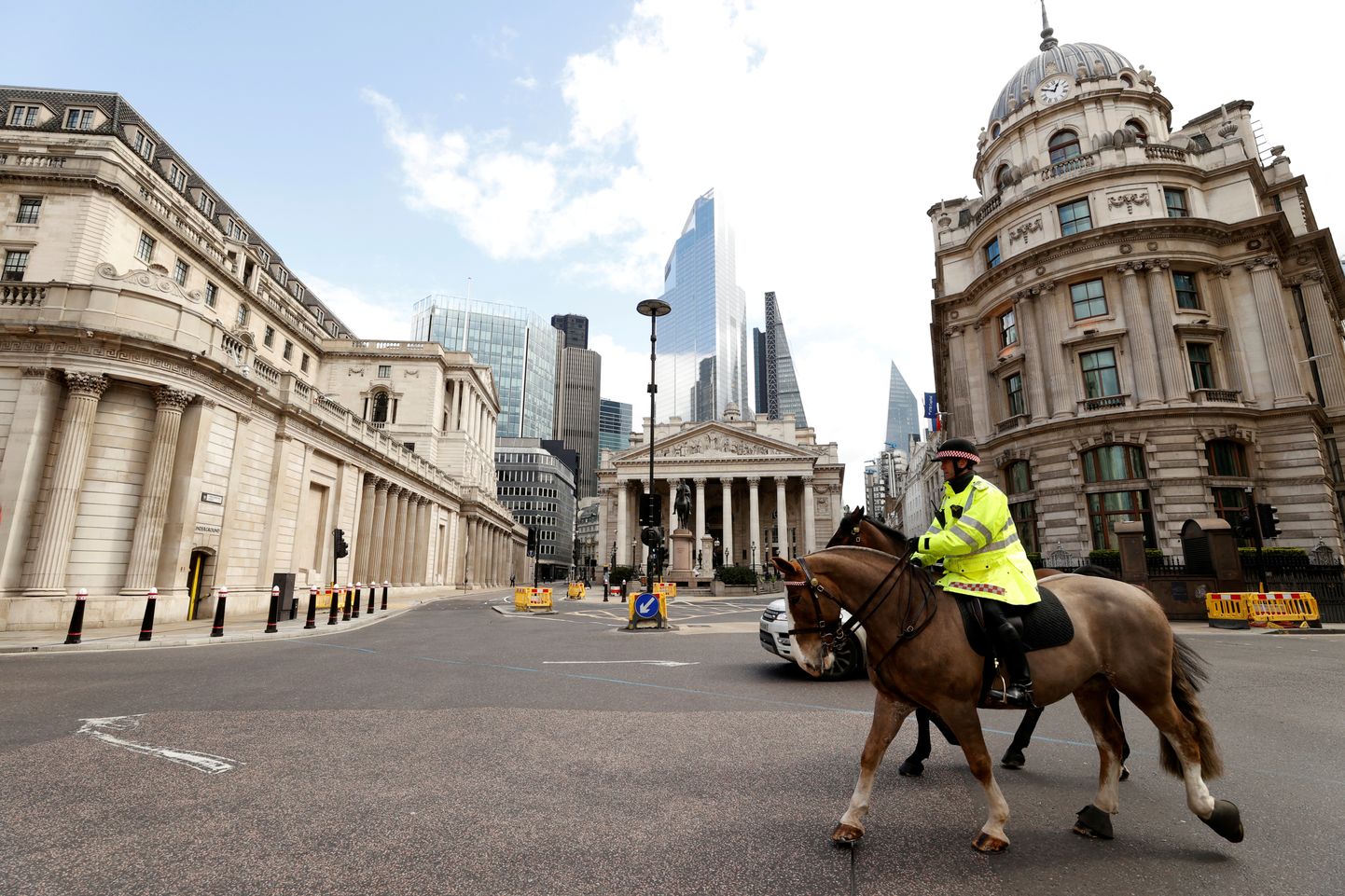 Karantiinireeglite täitmist kontrolliv ratsapolitsei Londonis.
