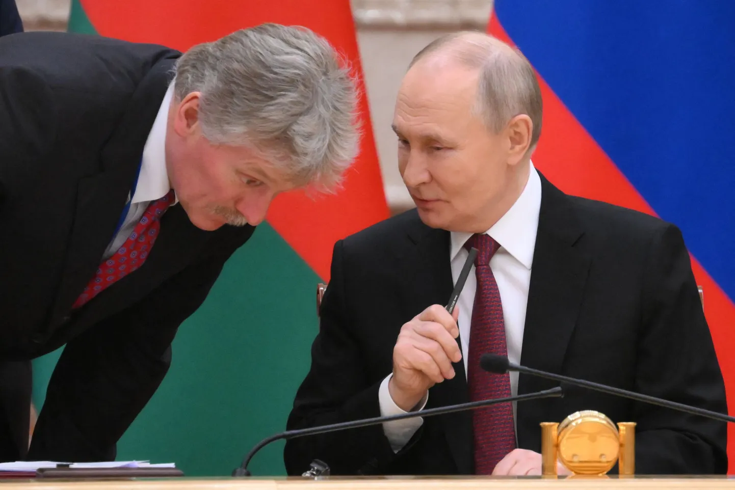 Российский диктатор Владимир Путин и его пресс-секретарь Дмитрий Песков