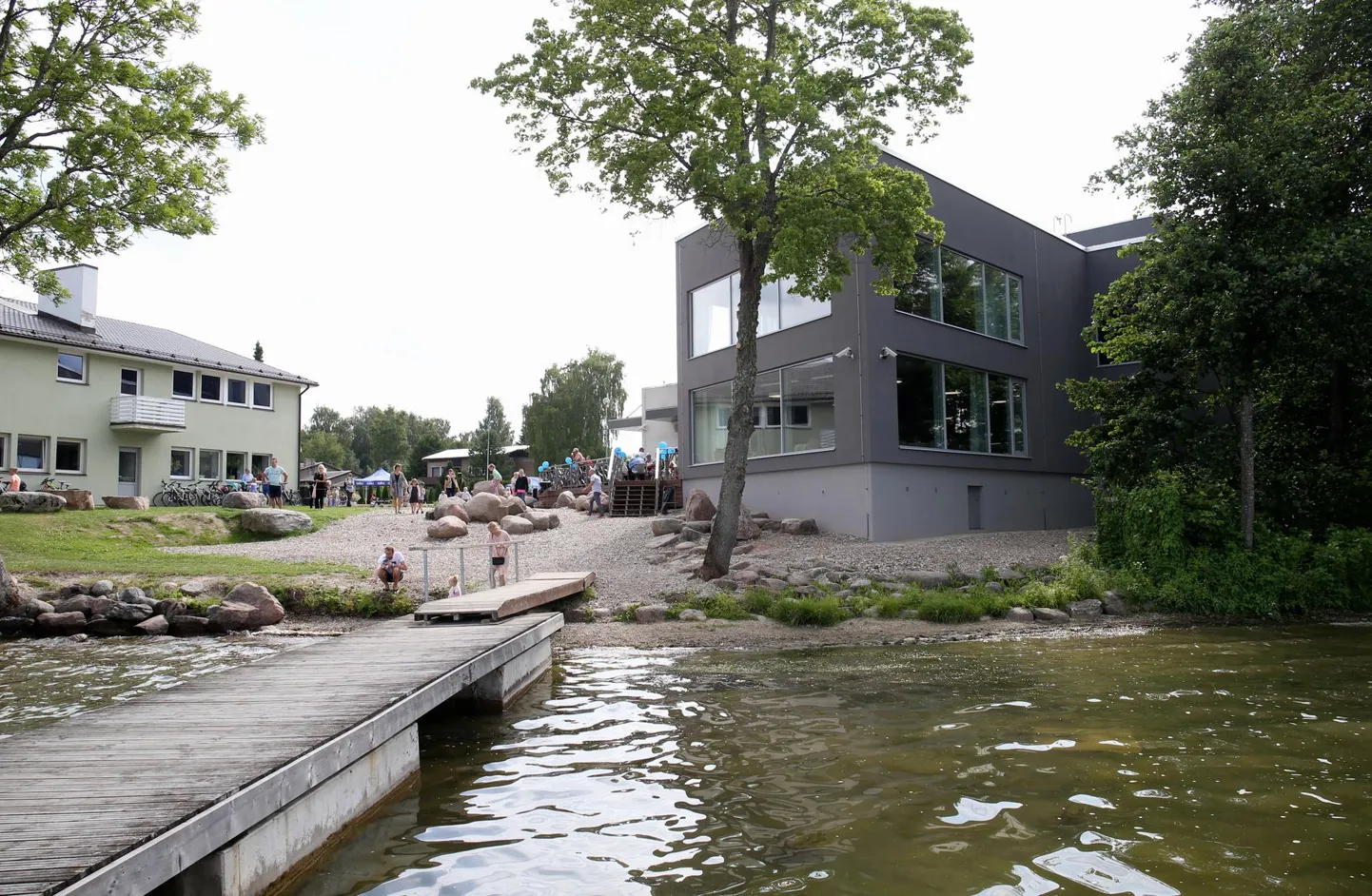 Saadjärve ääres tegutsev jääajakeskus tähistas suvel oma kuuenda tööaasta täitumist. Tartu vallavolikogu revisjonikomisjonil pole aga tänavu aprillist saadik õnnestunud tutvuda keskust haldava Saadjärve sihtasutuse kõigi huvipakkuvate dokumentidega.