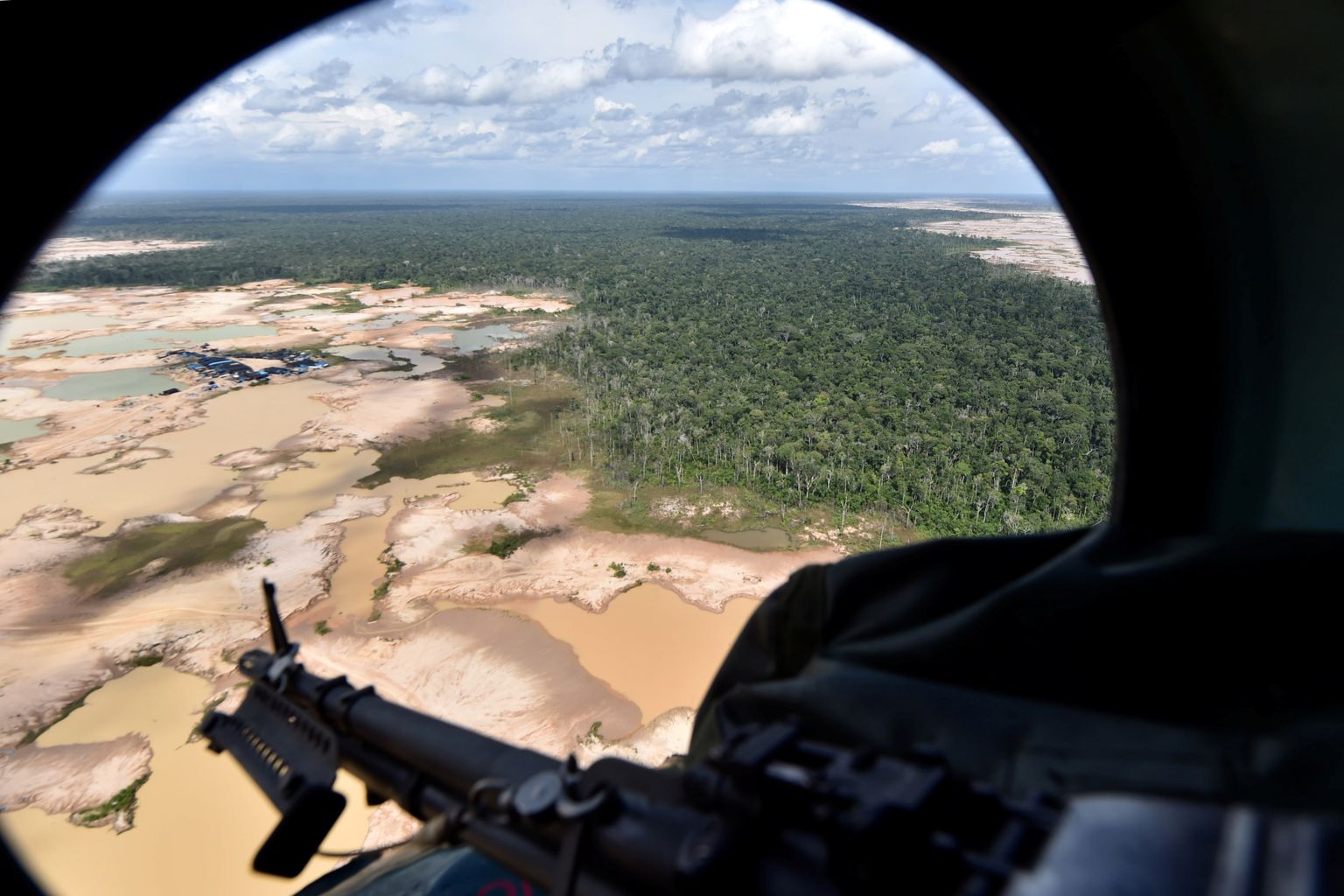 Peruu politseikopter ebaseadusliku kullakaevanduse kohal  Madre de Dios.