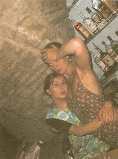 Kairi Kaiat kallistab Marit Ummelas. Levist väljas 1990ndate keskpaik