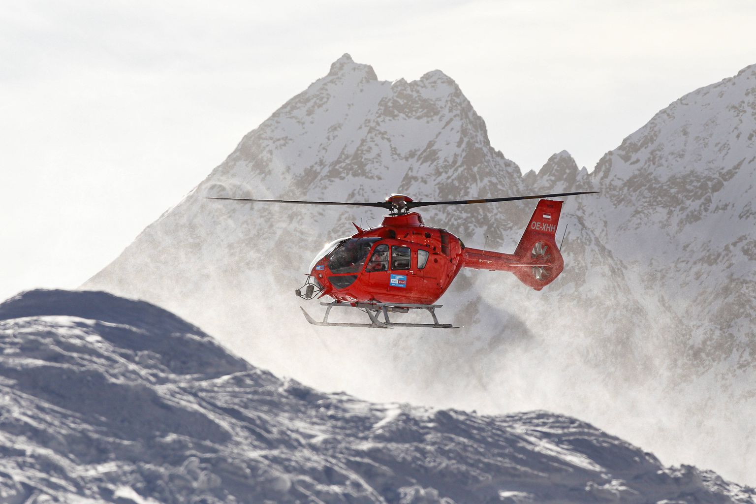 Вертолет спасателей в Австрии.