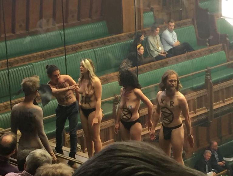 Palja ülakehaga protestijad Briti parlamendi alamkojas