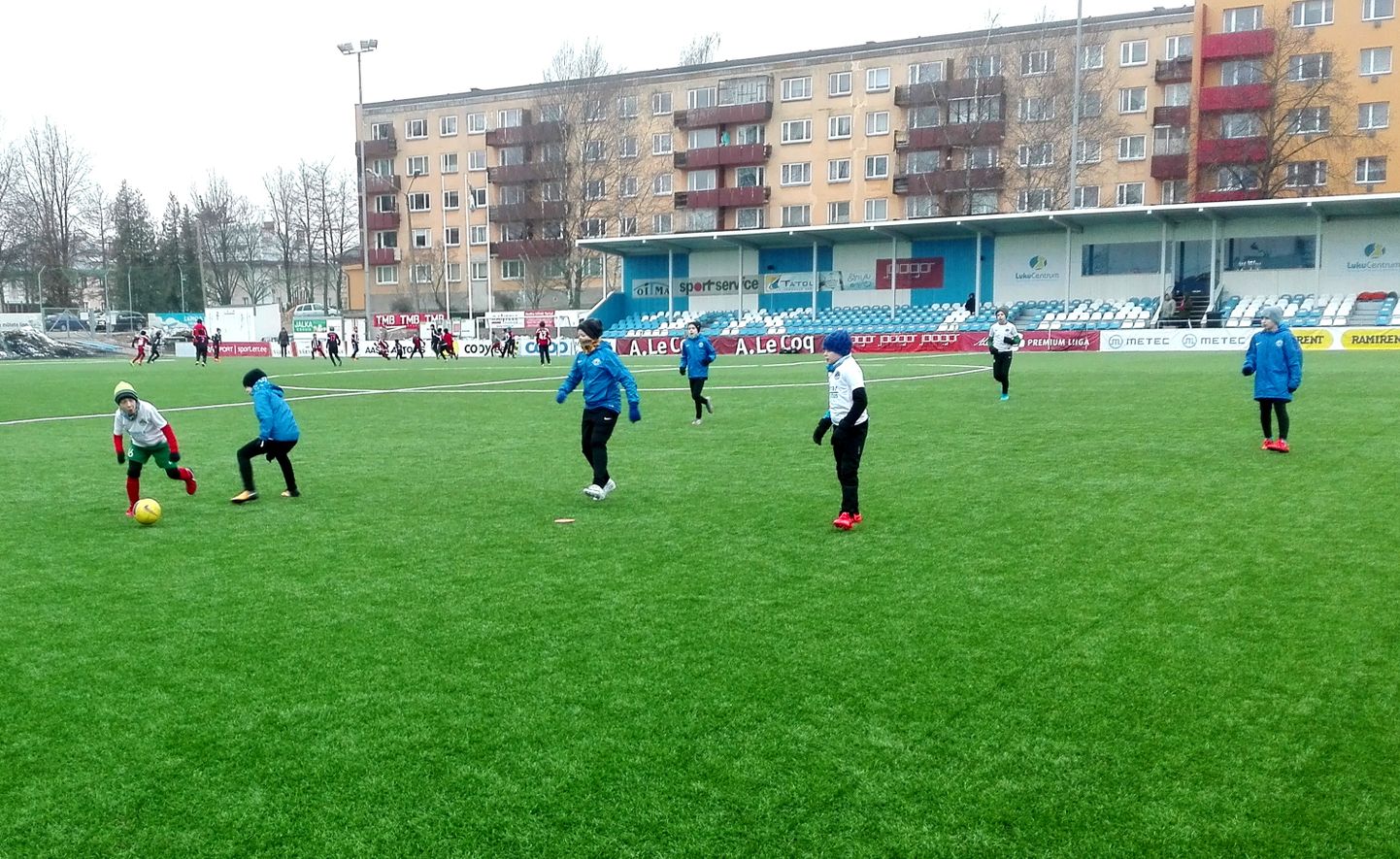 FC Elva (valgetes särkides) ja JK Tammeka noored vutimehed U12 turniiril pallile pihta andmas.