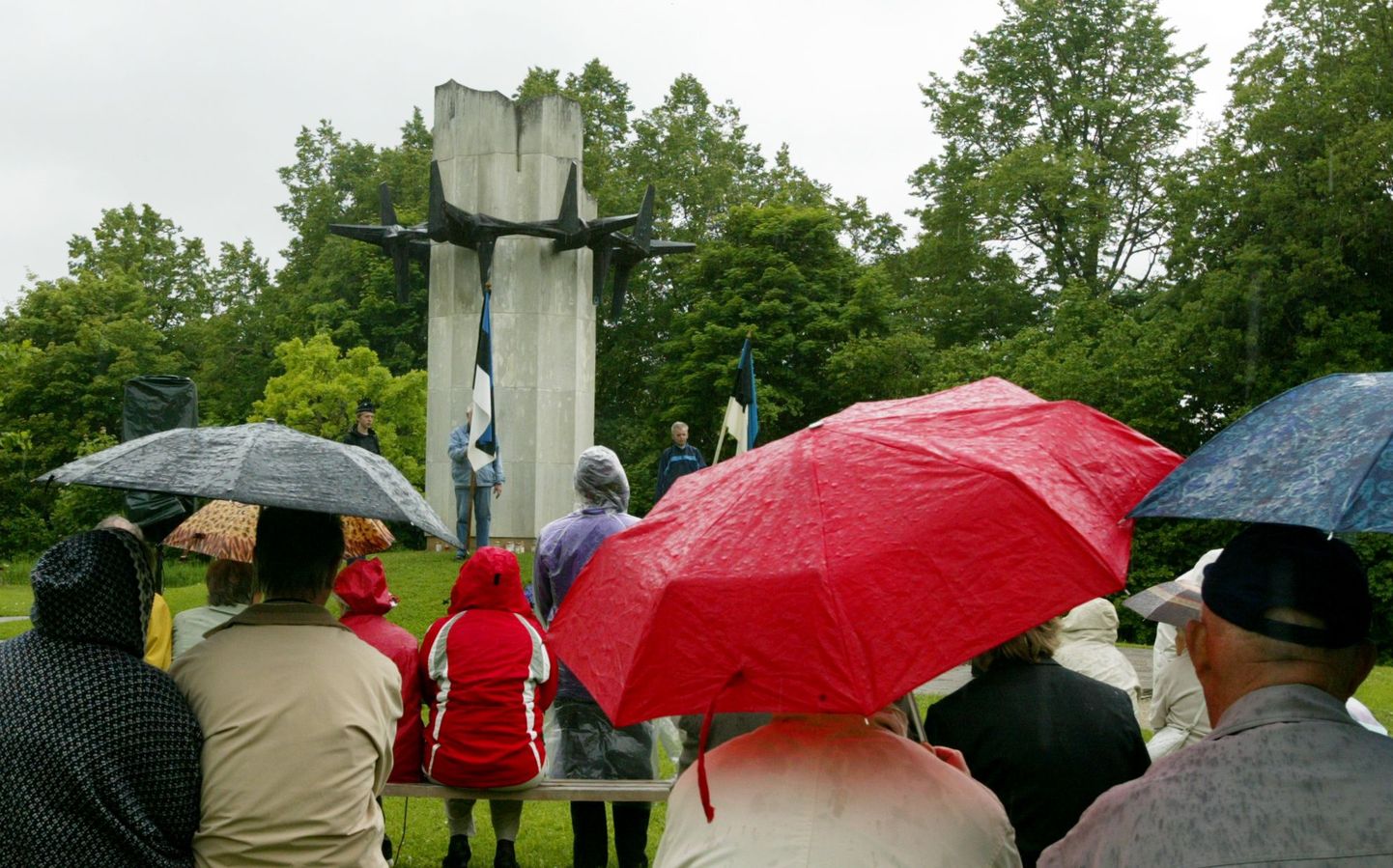"Okaskrooni" juures korraldas Memento Rakvere ühing 1941. aasta 14. juuni küüditamise ohvritele pühendatud mälestusmiitingu.