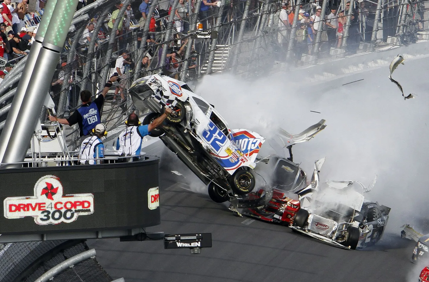 NASCAR-sarja avarii tagajärjel sai vigastada mitu pealtvaatajat, kui autodetailid paiskusid tribüünile.