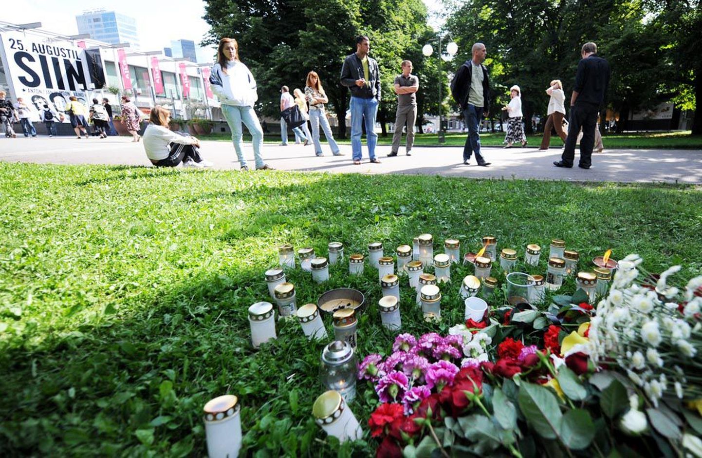 Tapetud Juri mälestuseks tõid sõbrad ja tuttavad nädalavahetusel Tammsaare parki küünlaid ja lilli.