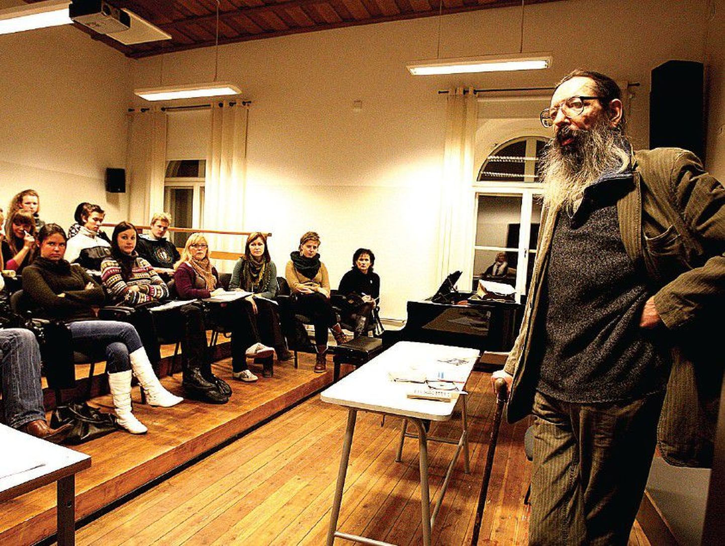 Näitleja, lavastaja, muusik ja tõlkija Peeter Volkonski pidas eile Heino Elleri muusikakoolis kursuse «Võrdlev kultuurilugu muusikas» poolaasta viimase loengu.