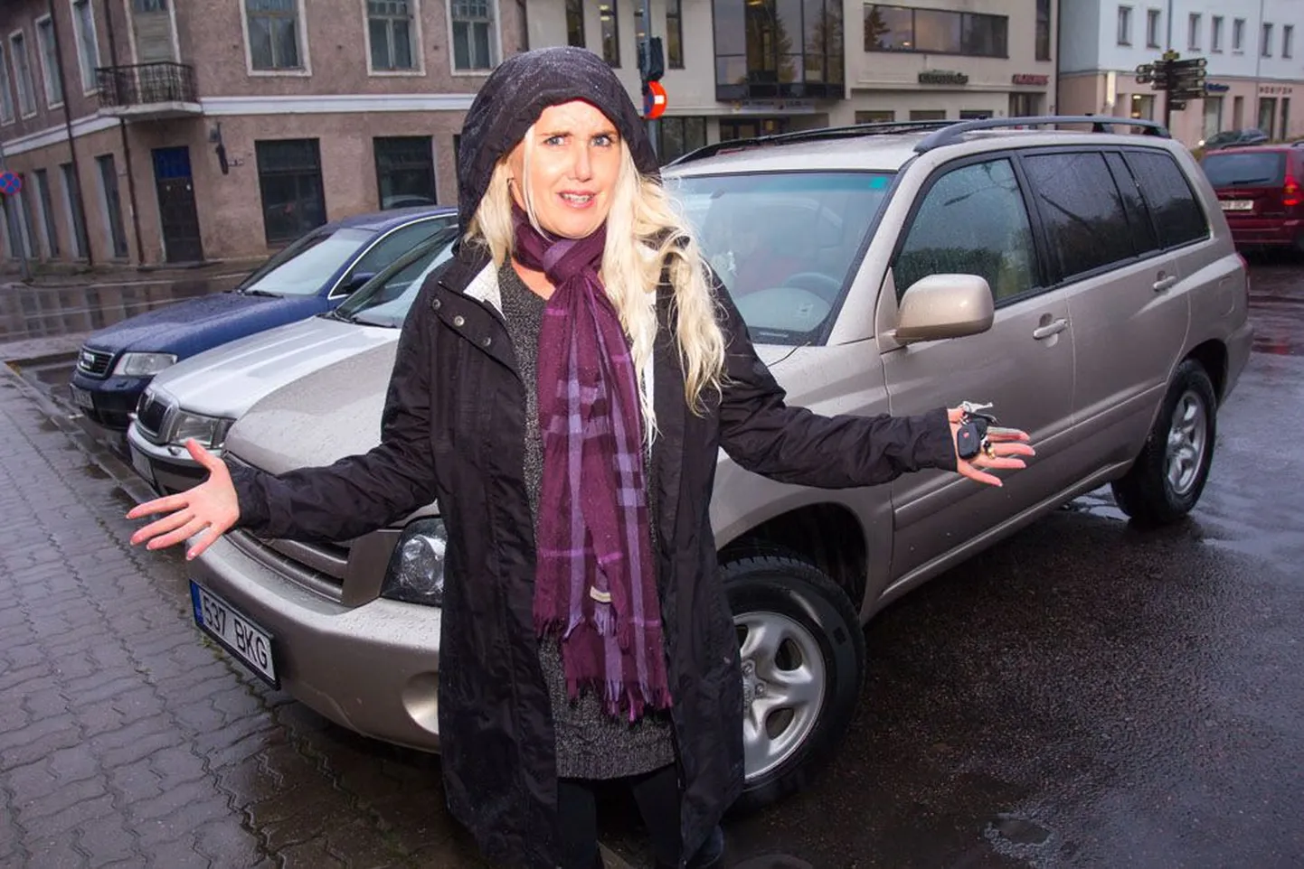 Merit Ventonen tosin päeva tagasi Viljandis Toyota Highlanderi taustal, millele kindlustamisega oli tal üksjagu segadust.