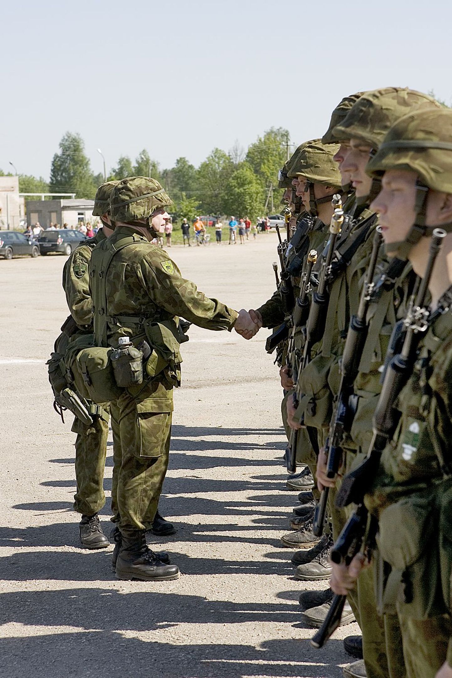 Maaväe ülem kolonel Indrek Sirel (vasakul) autasustamas õppusel Kevadtorm 2010 osalenuid.