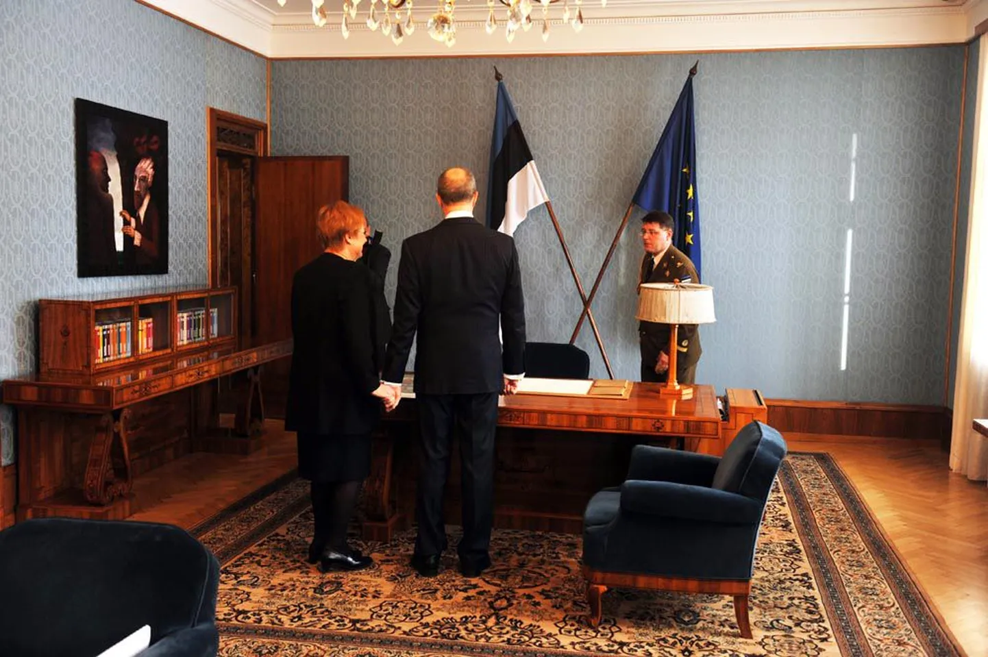President Toomas Hendrik Ilves kinkis ametist lahkuvale Soome kolleegile kaks Valli Lember-Bogatkina Tallinna akvarelli. Hetk enne kingituste vahetamist haarasid riigipead teineteisel õrnalt käest kinni.