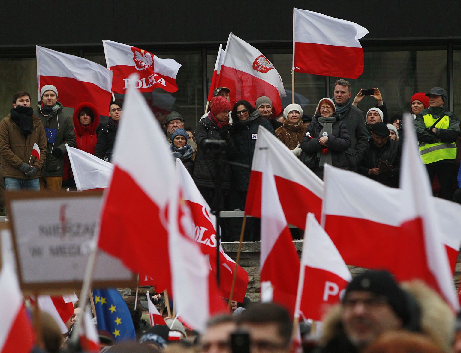 Eile protestisid pealinnas Varssavis uue konservatiivse Seaduse ja Õigluse (PiS) valitsuse vastu tuhanded poolakad.