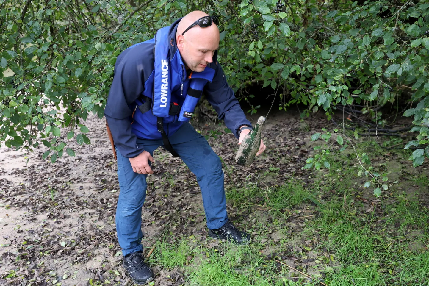 Laevajuht Jüri Ummik käib iga aasta Emajõe kaldaid prügist puhastamas. Nii ka tänavu, mil jõe kallastelt korjati koos kolleegiga kokku pudelid ja suitsukonid.