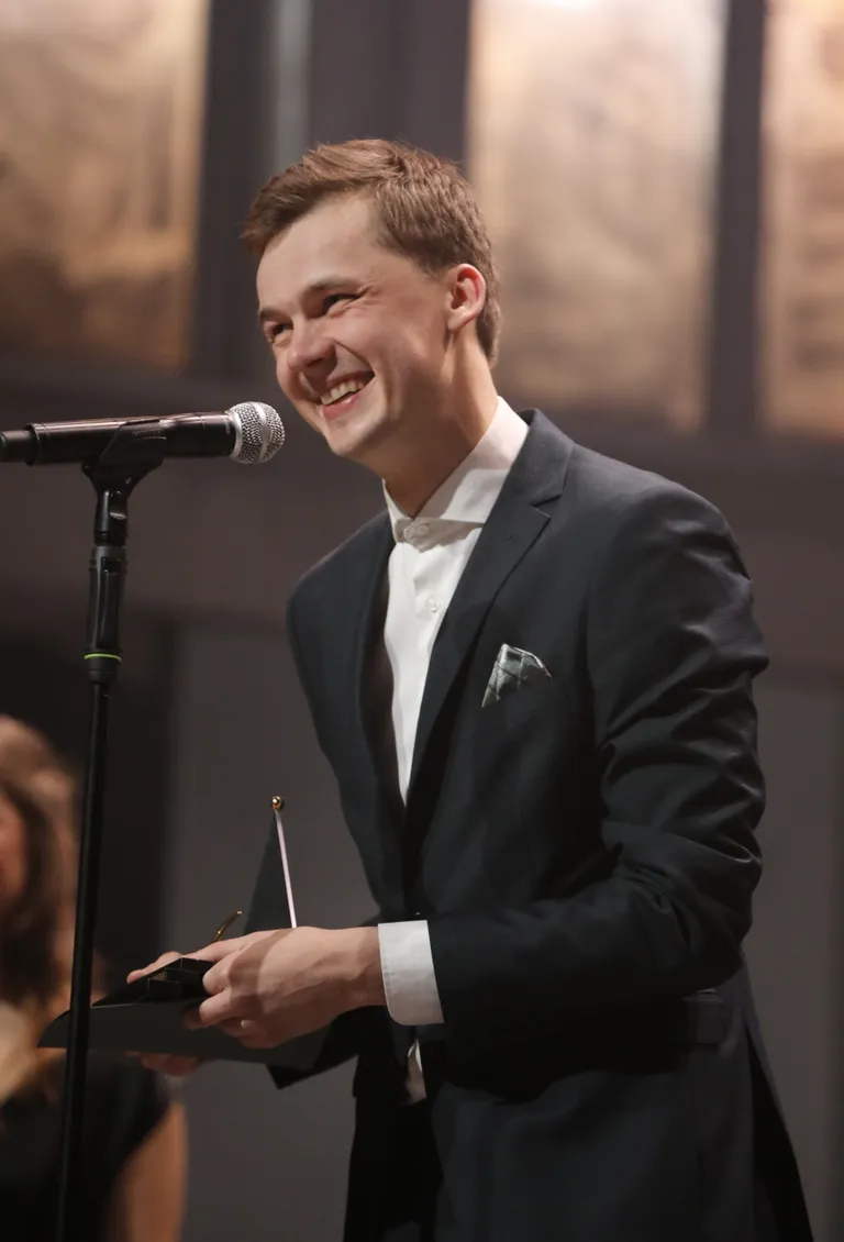 "Spēlmaņu nakts" balvas nominācijā "Gada aktieris" saņēmējs Mārtiņš Meiers par titullomu Valmieras Drāmas teātrī iestudētajā izrādē "Hamlets" balvu pasniegšanas ceremonijā Dailes teātrī