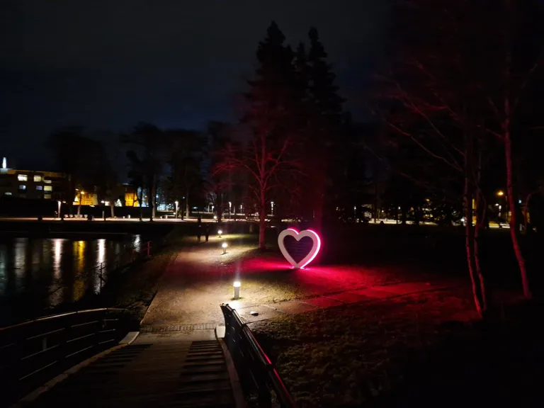 Kahe meetri kõrguse südame keskel on roostevabast terasest vardad, mille külge saab uusi tabasid lukustada.