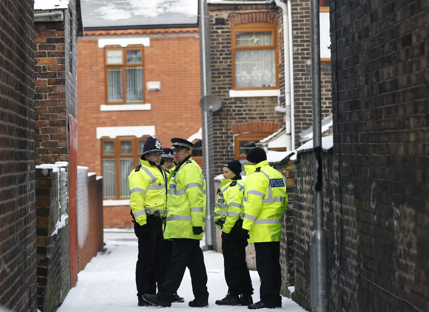 Briti politseinikud Kesk-Inglismaal Stoke-on-Trentis, mis oli üks kolmest kohast, kus arvatavaid terroriste otsiti.