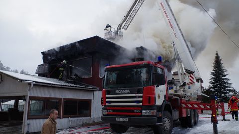 Фото и видео: страшный пожар уничтожил жилой дом
