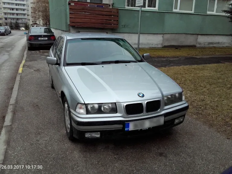 Неправильно припаркованный автомобиль по адресу Анне, 77.